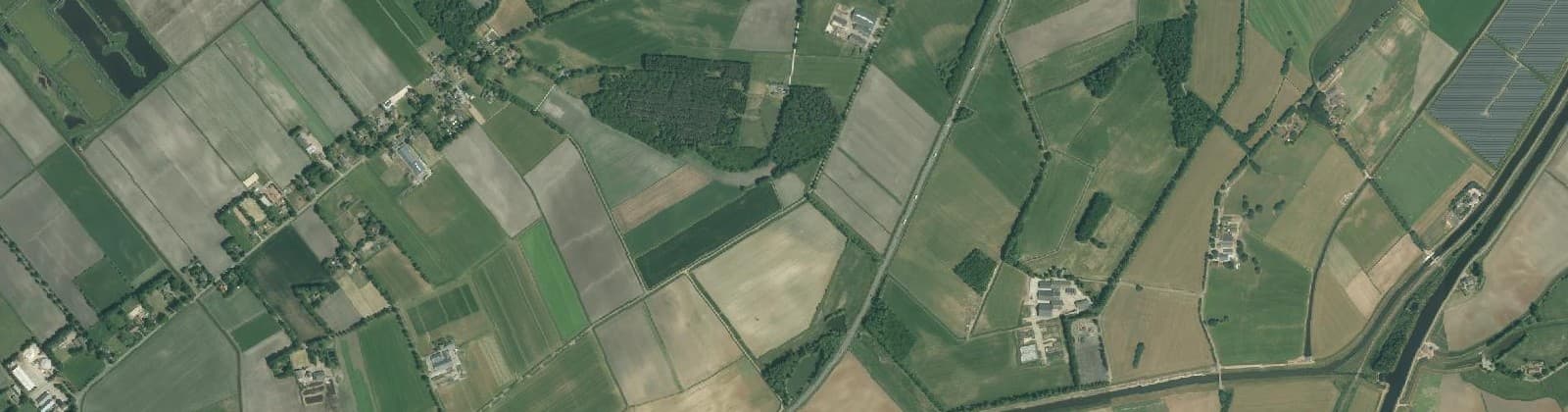 Luchtfoto van Verspreide huizen Holthone