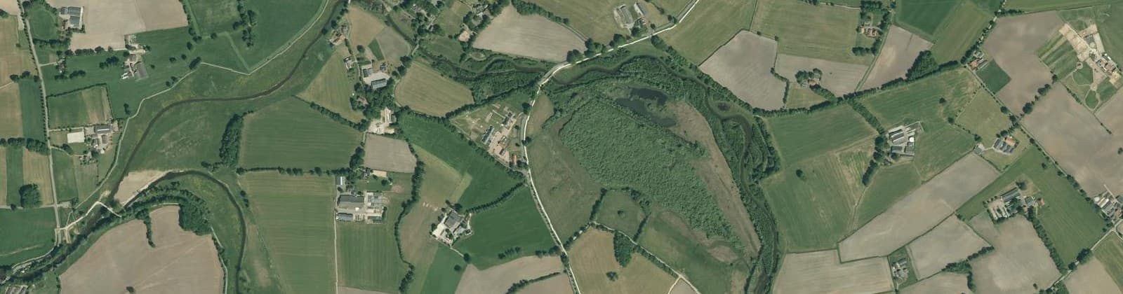 Luchtfoto van Verspreide huizen IJpelo