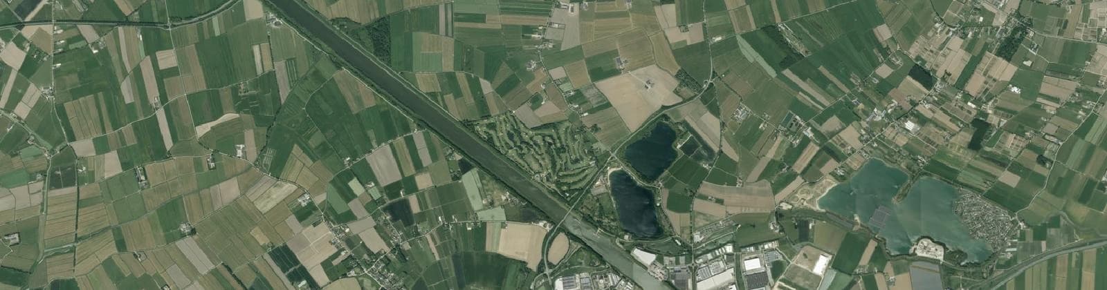 Luchtfoto van Verspreide huizen ten oosten van kanaal