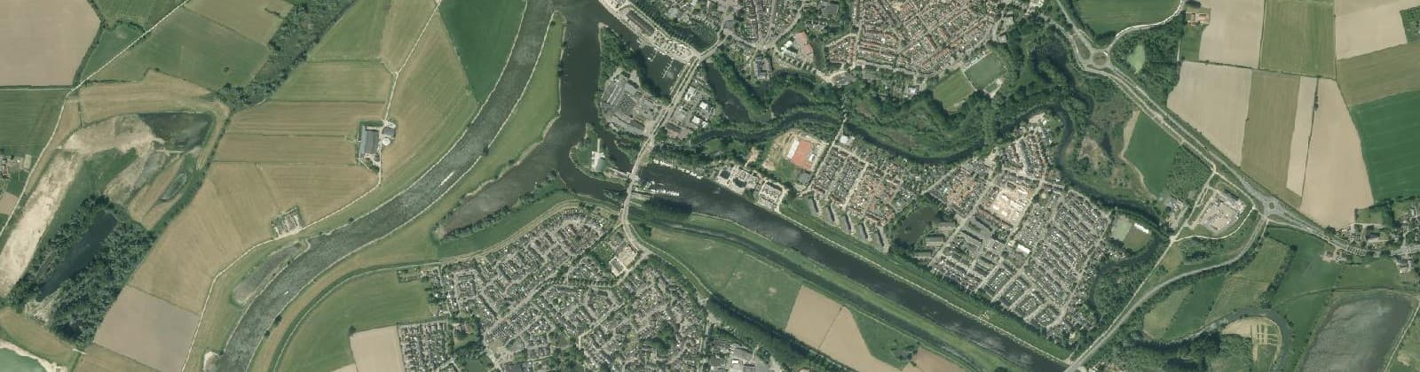Luchtfoto van Verspreide huizen IJssel en Oude IJssel