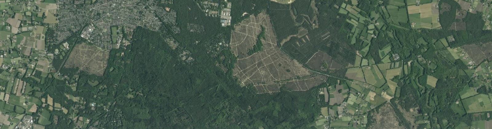 Luchtfoto van Verspreide huizen bosgebied