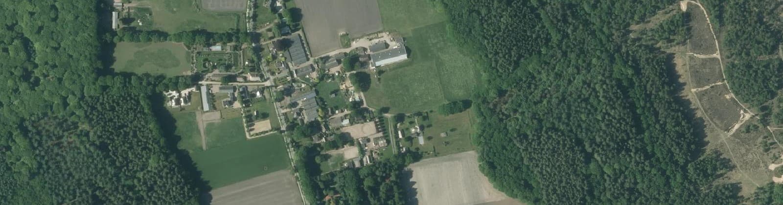 Luchtfoto van Verspreide huizen Houtdorp