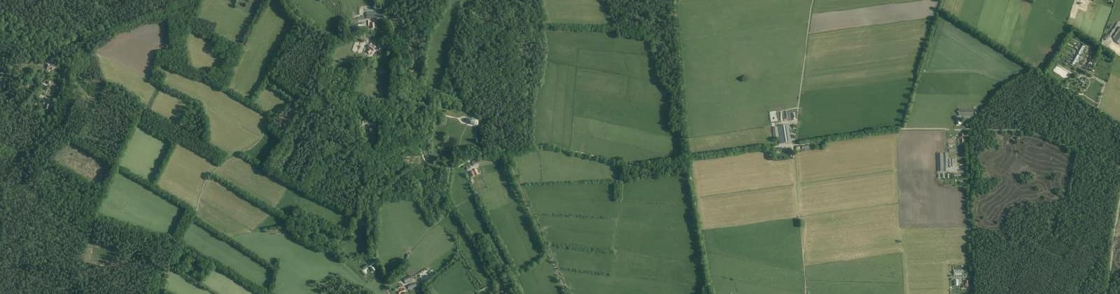 Luchtfoto van Verspreide huizen Leuvenum