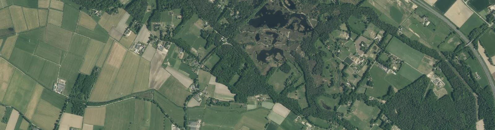 Luchtfoto van Verspreide huizen Overasseltse Broek