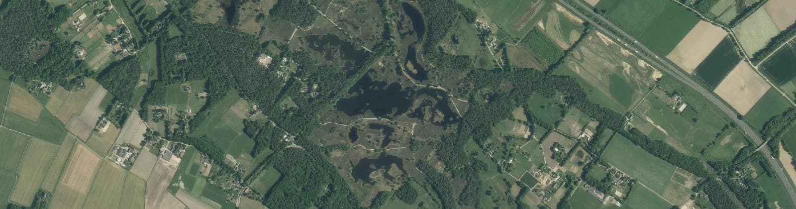 Luchtfoto van Verspreide huizen Valenberg en Heide