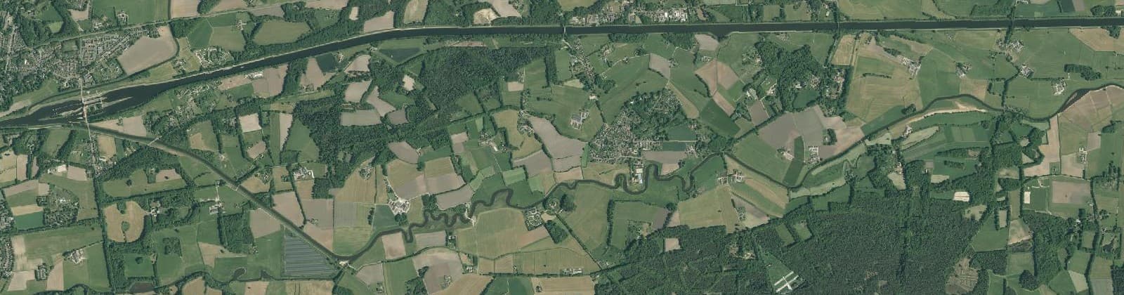 Luchtfoto van Verspr.h. Almen ten Z. van Twentekanaal
