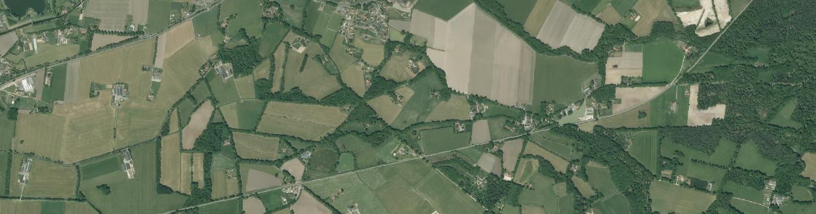 Luchtfoto van Verspreide huizen Miste