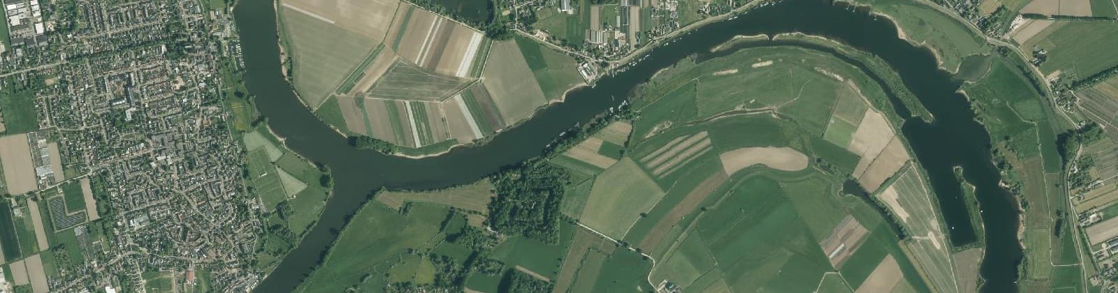 Luchtfoto van Verspreide huizen Nederhemert