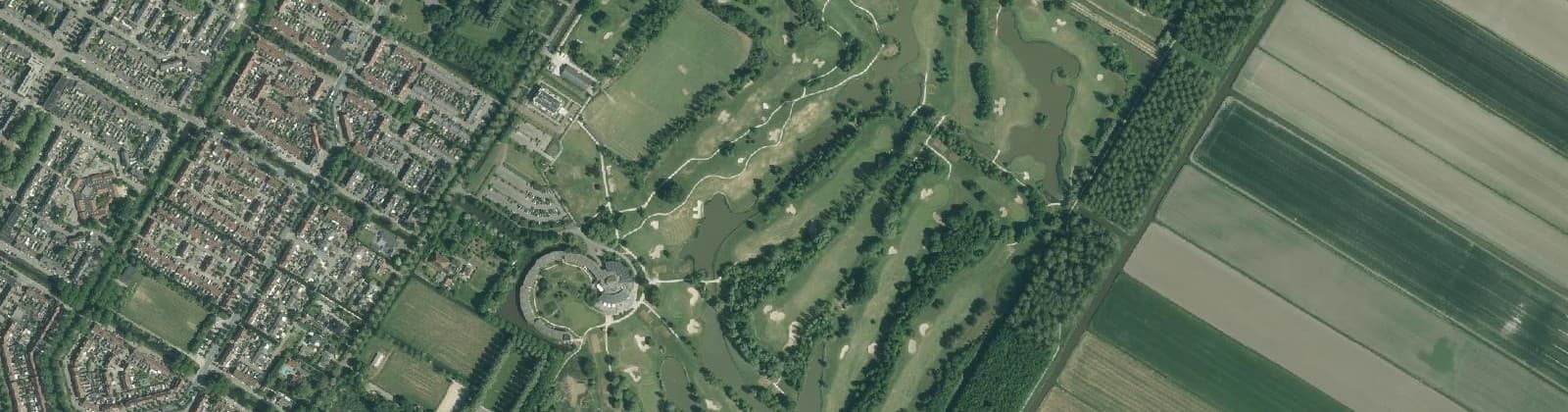 Luchtfoto van Golfterrein en verspreide bebouwing