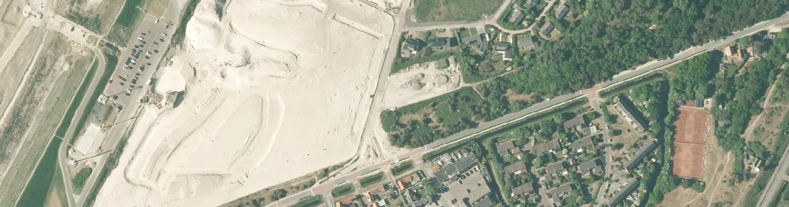 Luchtfoto van Petten-Centrum en Korfwater