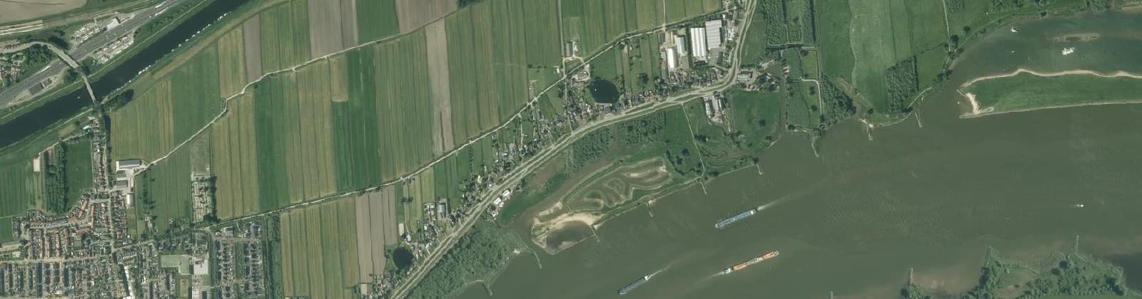 Luchtfoto van Rvierdijk oost