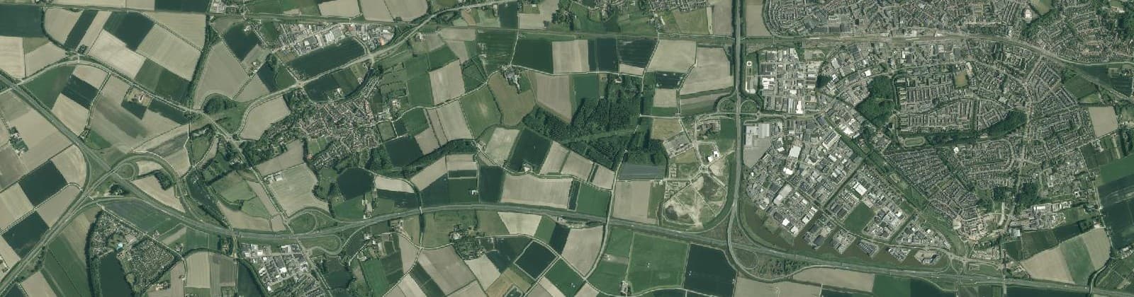 Luchtfoto van Verspr.h. ten Z. v. 's-Heer-Hendrikskind