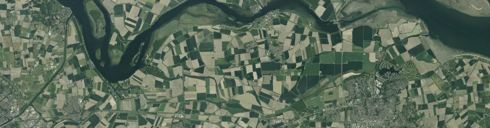 Luchtfoto van Verspreide huizen Wolphaartsdijk