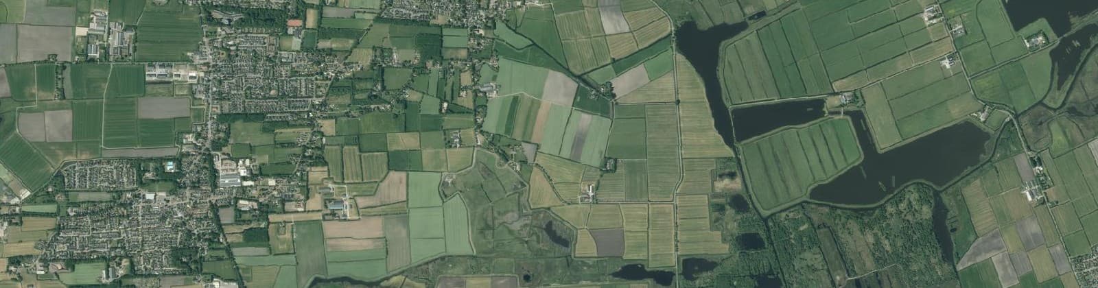 Luchtfoto van Verspreide huizen Mûnein