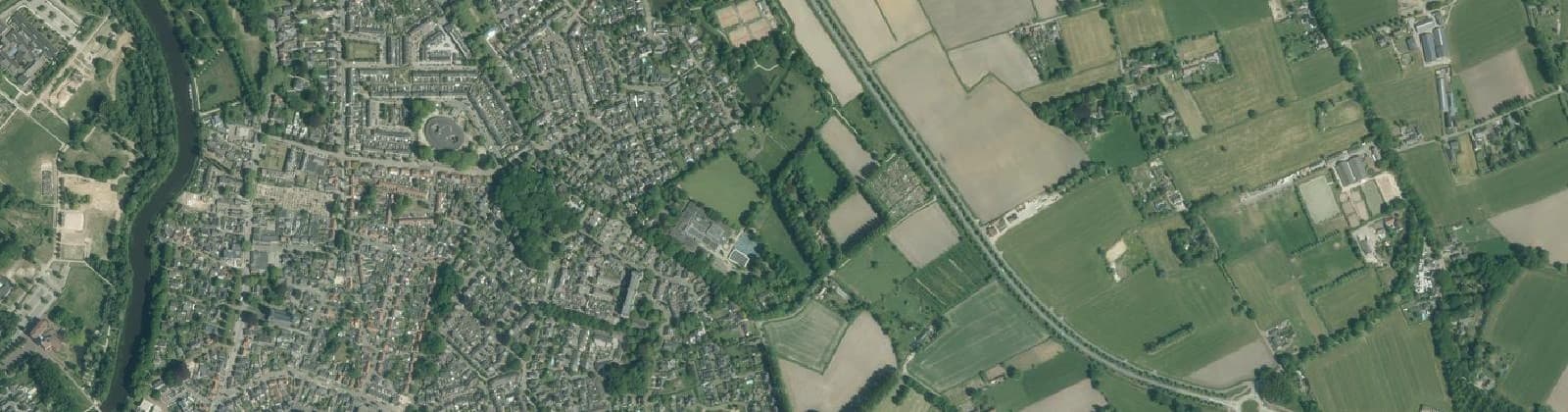 Luchtfoto van Verspreide huizen Genenberg