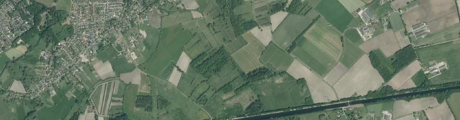 Luchtfoto van Verspreide huizen Breugel