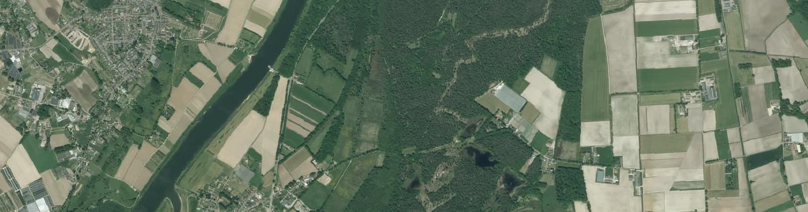 Luchtfoto van Verspreide huizen Lomm