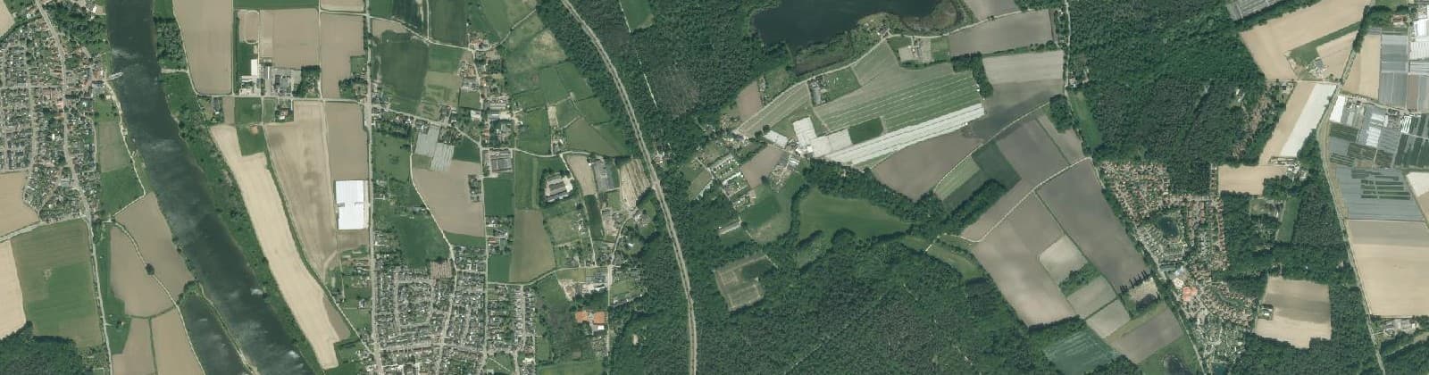 Luchtfoto van Verspreide huizen Arcen