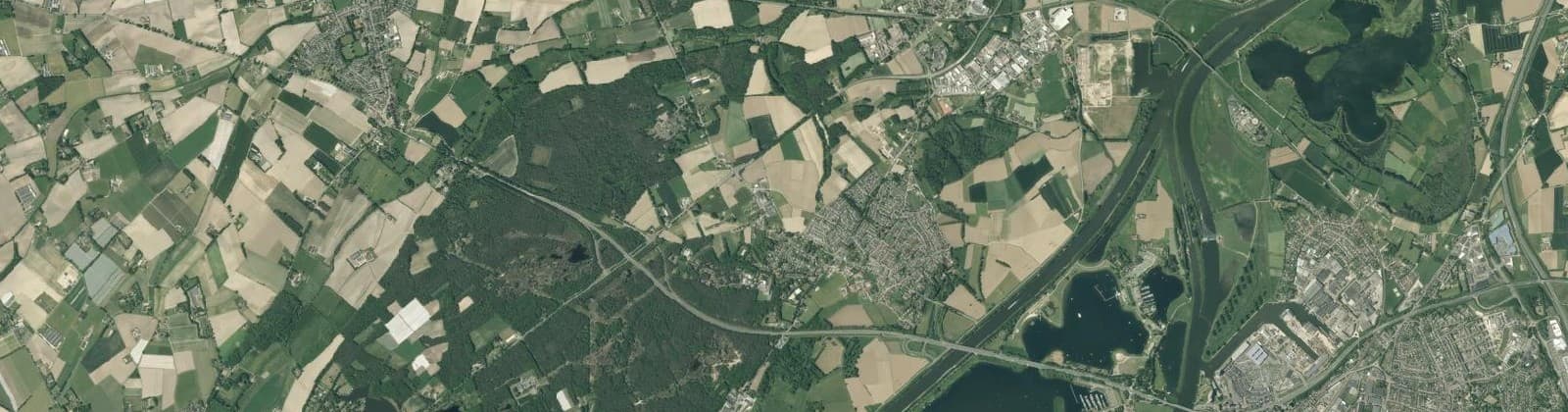 Luchtfoto van Verspreide huizen Horn