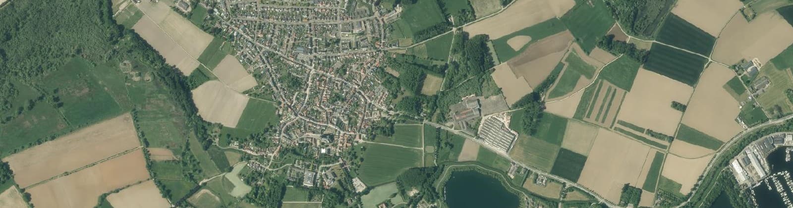 Luchtfoto van Verspreide huizen Thorn