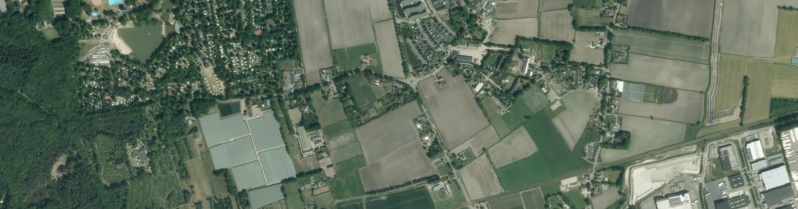 Luchtfoto van Verspreide huizen ten zuiden van Hoeven