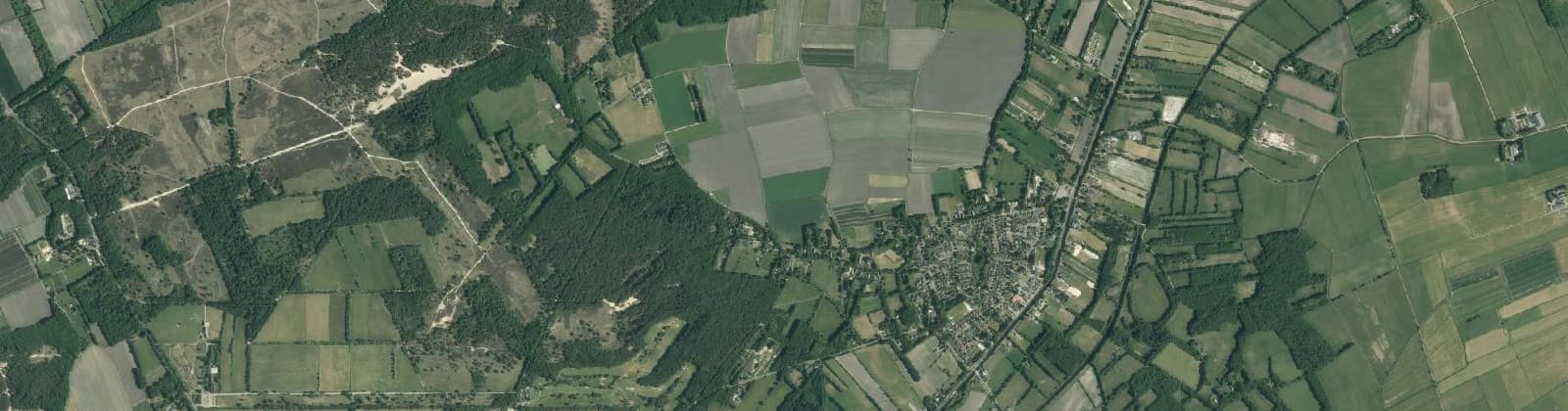 Luchtfoto van Verspreide huizen Uffelte