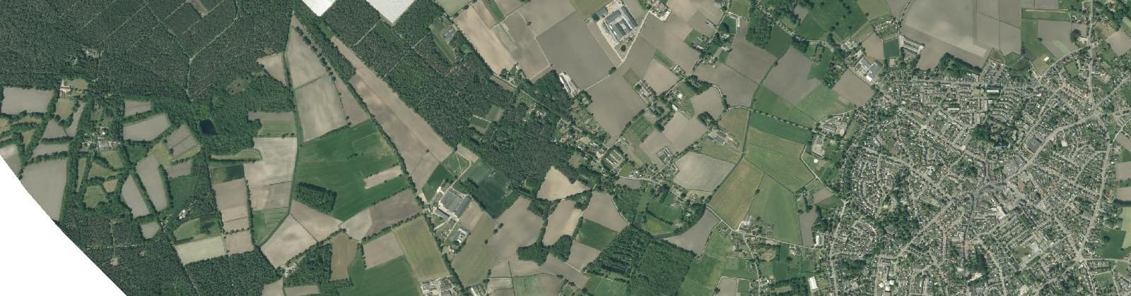 Luchtfoto van Verspreide huizen Berg en Toom