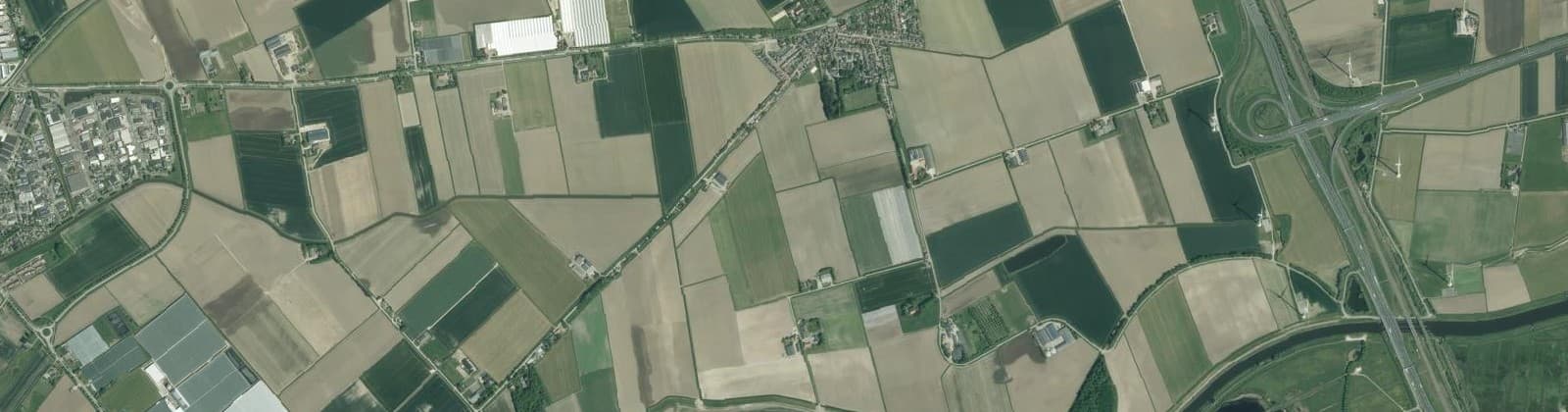 Luchtfoto van Verspreide huizen Langeweg