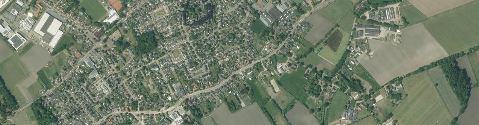 Luchtfoto van Dorpstraat-Sengelsbroeksestraat