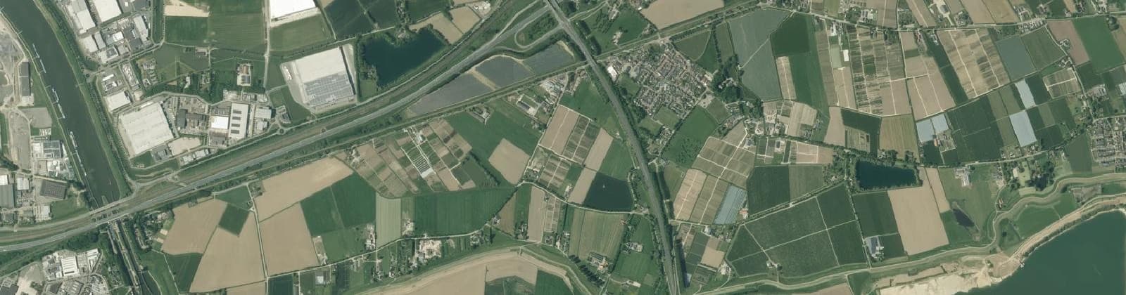 Luchtfoto van Verspreide huizen Echteld