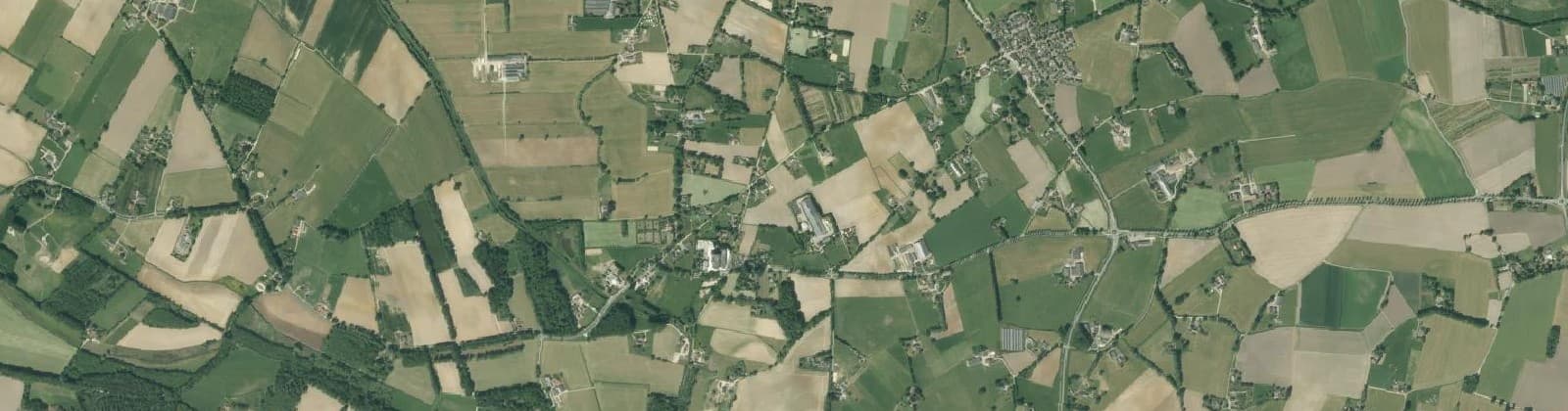 Luchtfoto van Verspreide huizen Velswijk