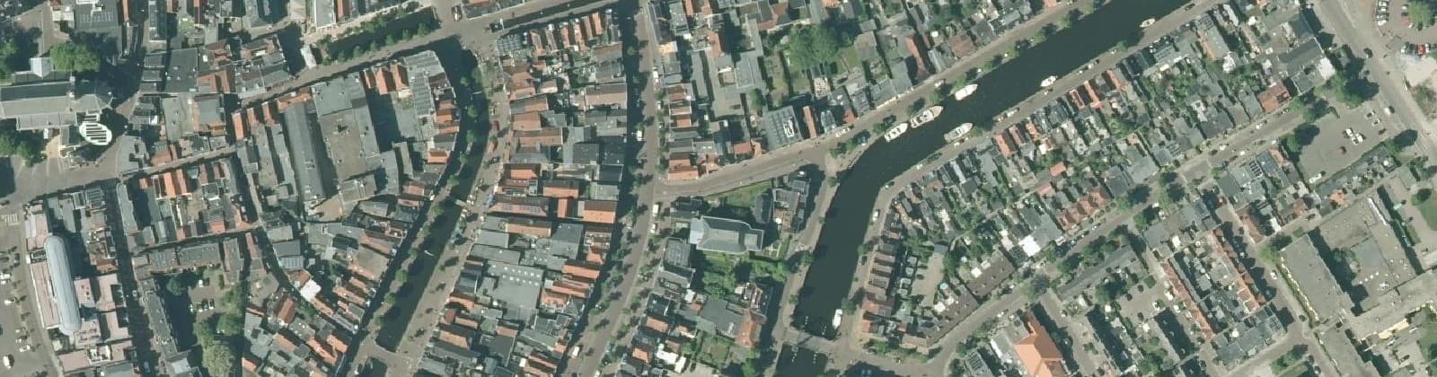 Luchtfoto van Sneek binnen de grachten