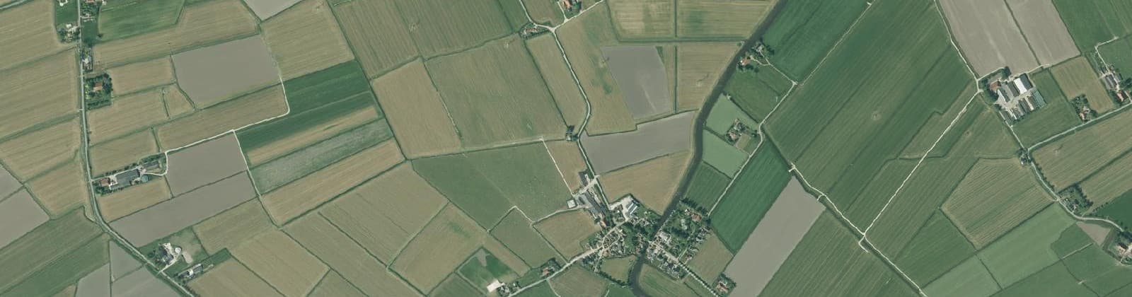 Luchtfoto van Verspreide huizen Tirns