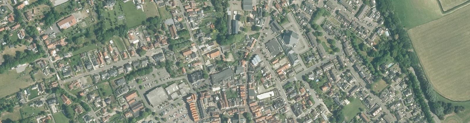 Luchtfoto van Ouddorp centrum