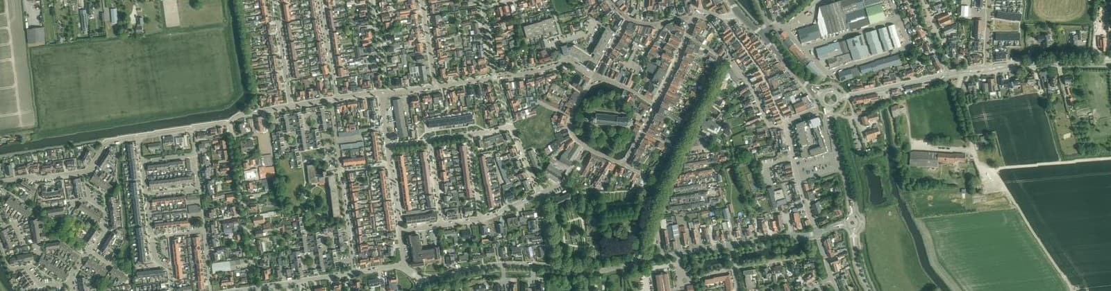 Luchtfoto van Dirksland centrum