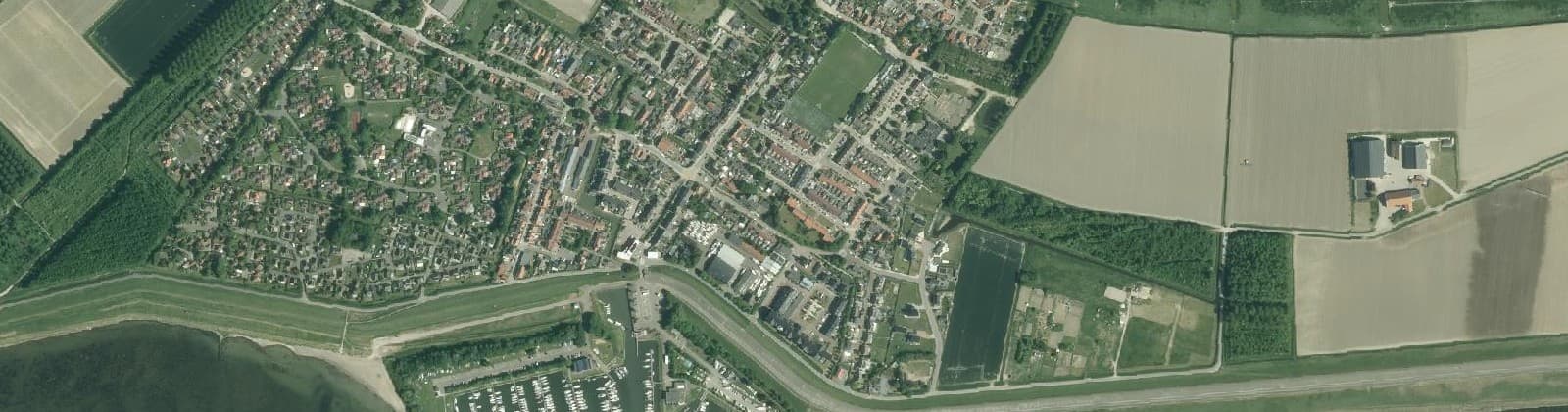 Luchtfoto van Herkingen woonkern