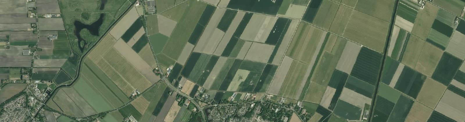 Luchtfoto van Verspreide huizen in de polder Blijham
