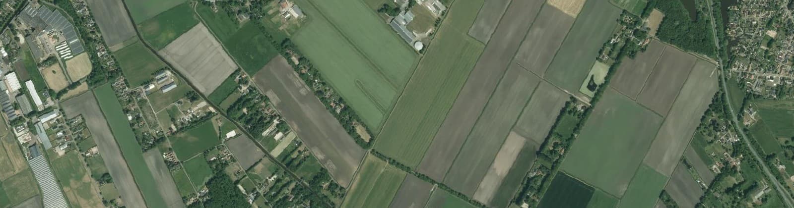 Luchtfoto van Verspreide huizen ten westen van Blijham