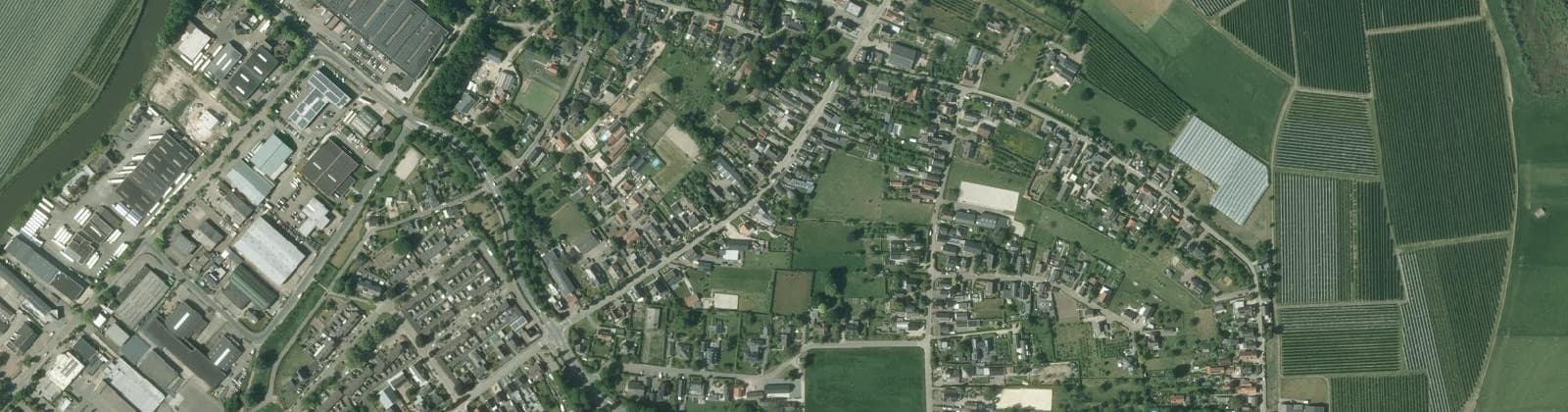 Luchtfoto van Verspreide huizen Oostzijde