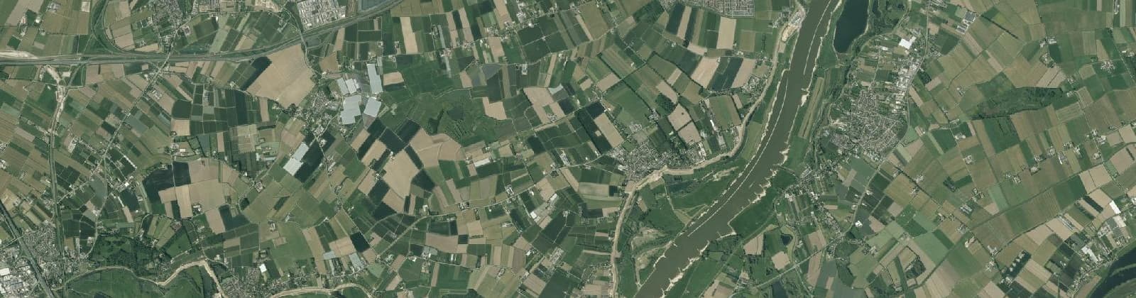 Luchtfoto van Verspreide huizen Ophemert