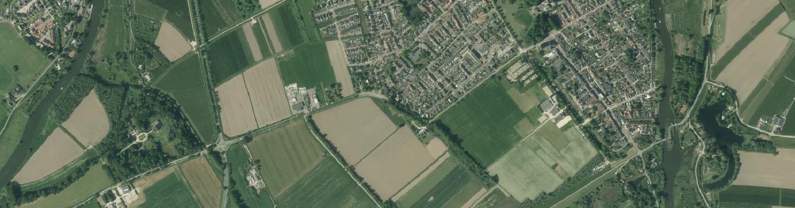 Luchtfoto van Verspreide huizen Asperen