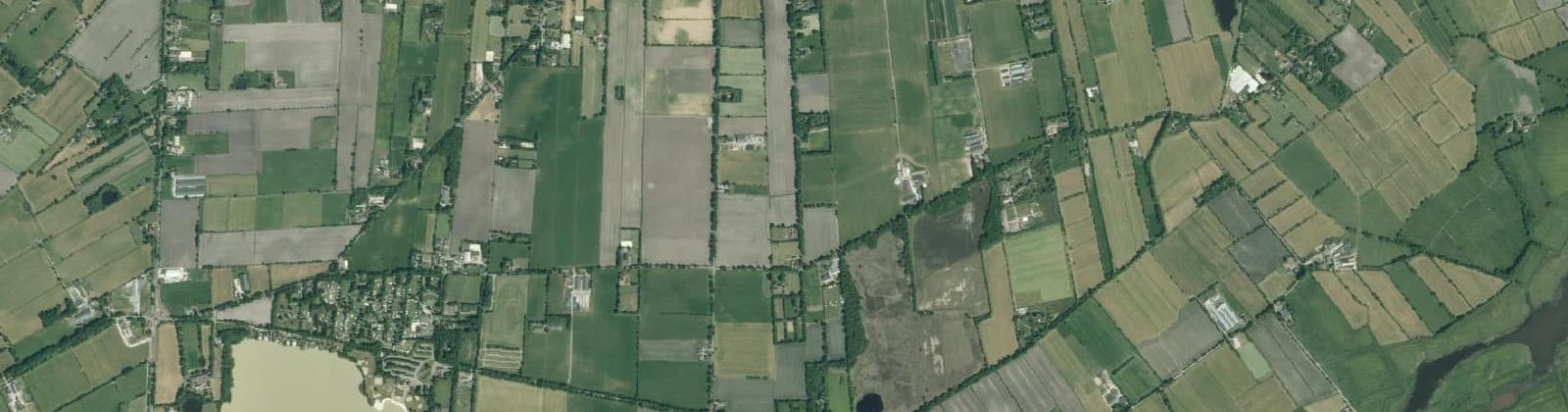 Luchtfoto van Verspreide huizen ten zuiden van Opende