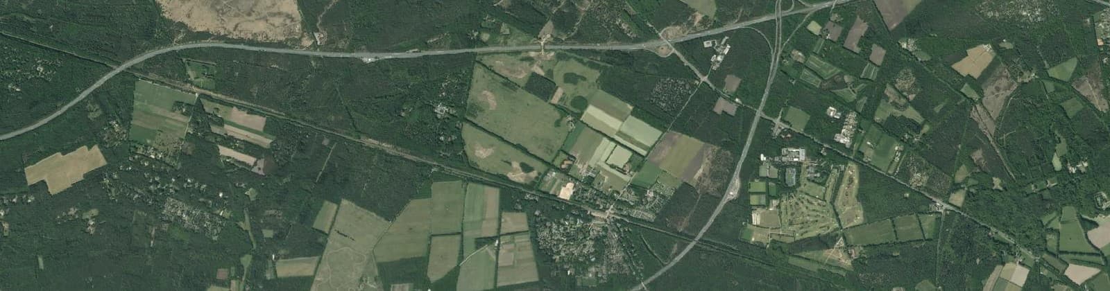 Luchtfoto van Wolfheze ten noorden van het spoor