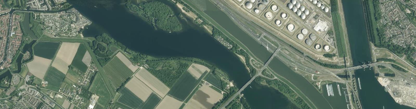 Luchtfoto van Recreatiestrook Brielse Maas
